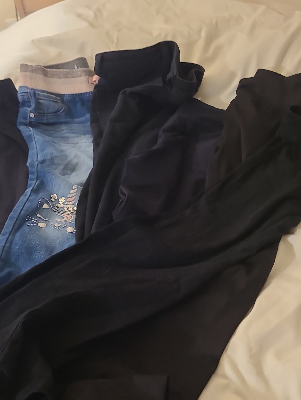 4 Black Knit Pants Legging with One Light Wash Embroidered Jeens